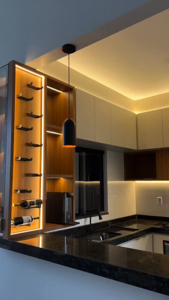 Cozinha planejada com adega iluminada