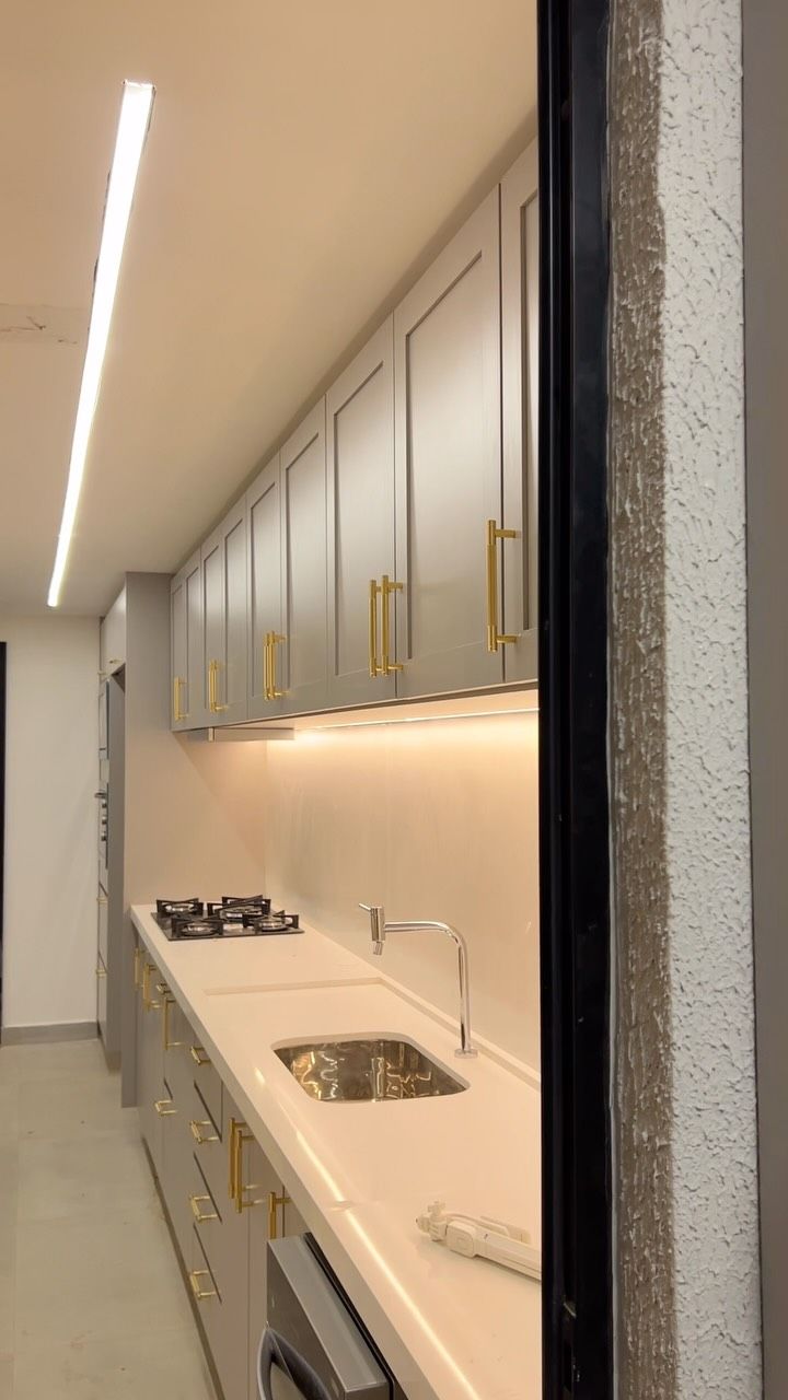 Ambiente claro com puxadores dourados